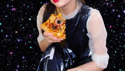 Pose Ceria HyunA saat Makan Pizza dan Kue Ulang Tahun