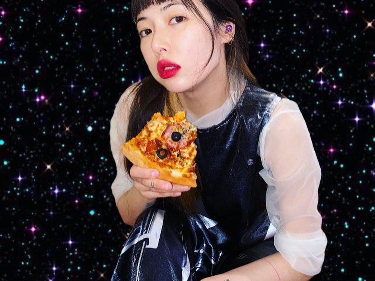 Pose Ceria HyunA saat Makan Pizza dan Kue Ulang Tahun