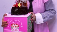  Merayakan 14 tahun debutnya di dunia hiburan, HyunA memamerkan ekspresi senang di depan cake cokelat. Senyum merekah tampak di wajah HyunA atas pencapaiannya ini. Siap tiup lilin? Foto: instagram @hyunah_aa