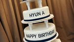 Pose Ceria HyunA saat Makan Pizza dan Kue Ulang Tahun