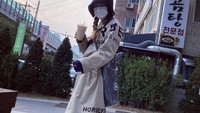 Jalan-jalan sambil minum es kopi memang paling mantap. HyunA tampak menyusuri kota sambil menenteng segelas es kopi susu. Ia memilih mantel tebal untuk melindungi diri dari cuaca dingin.  Foto: instagram @hyunah_aa