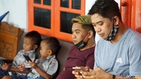 Paling tua usianya 50 tahun. Sedangkan, paling muda ada yang baru dilahirkan.