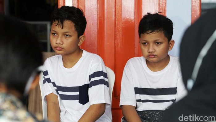 Potret Kampung Orang Kembar di Klaten Sungguh sebuah fenomena langka hanya ada di Klaten, Jateng. Desa Jonggrangan, Kecamatan Klaten Utara, Klaten, Jawa Tengah dihuni oleh puluhan orang kembar.
