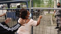 Ketika pihak keamanan penjara berusaha mengendalikan kerusuhan, para keluarga di luar penjara Guayaquil menanti kepastikan kabar kerabatnya. Di penjara itu, sebanyak 21 narapidana tewas. AP Photo/Angel Dejesus.