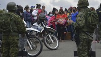 Pihak berwenang mengatakan sedang bertindak untuk merebut kembali kendali di penjara. Militer pun dikerahkan untuk membantu polisi mengakhiri kerusuhan. Boris Romoleroux/API via AP.