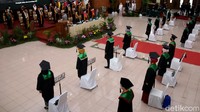 Sebanyak 908 Mahasiswa Universitas Pendidikan Indonesia (UPI) mengikuti prosesi wisuda, Bandung, Jawa Barat, Rabu (24/2/2021).