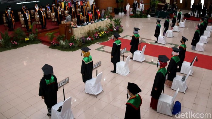 Potret Pelaksanaan Wisuda di Masa Pandemi Corona Pandemi virus Corona membuat pelaksanaan wisuda dilakukan secara daring atau tatap muka namun dengan terapkan protokol kesehatan ketat. Seperti apa potretnya?