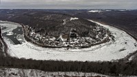 Es menutupi Sungai Allegheny di Bradys Bend, Pennsylvania, Amerika Serikat, Selasa (23/2/2021) waktu setempat.