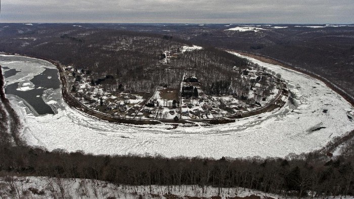 Potret Sungai di AS yang Masih Membeku Ice covers the Allegheny River at Brady's Bend Tuesday, Feb. 23, 2021, in East Brady, Pa. With sustained cold this winter and recent warmer temperatures, there are ice jams along the northern Allegheny River. The areas of the river above Kittanning, Pa. up toward Brady's Bend are known for ice floes. (Matt Freed/Pittsburgh Post-Gazette via AP)
