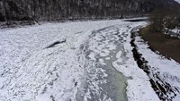 Meski suhu mulai menghangat di wilayah Amerika Serikat, namun  Sungai Allegheny terpantau masih membeku.