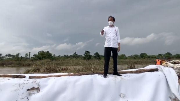 Presiden Jokowi Meninjau Bencana Bocornya Tanggul Citarum, 24 Februari 2021. (tangkapan Layar/ Dok : Agus Suparto)