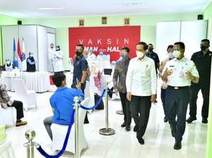 Jokowi Targetkan 5 Juta Guru Divaksin COVID: Agar Bisa Belajar Tatap Muka