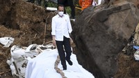 Pada kesempatan itu, Jokowi mendatangi area tanggul Sungai Citarum yang jebol. Area tersebut terlihat sudah diganti oleh tumpukan material. Orang nomor satu di tanah air ini pun langsung berdiri di atas tanggul sementara.