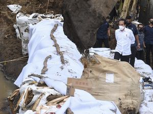 Potret Jokowi Tinjau Tanggul Sungai Citarum yang Jebol