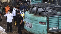 Akibat jebolnya tanggul Sungai Citarum tersebut menyebabkan banjir di 134 titik lokasi pada 19 kecamatan di Kabupaten Bekasi dan sebanyak 27.928 kepala keluarga terdampak banjir.