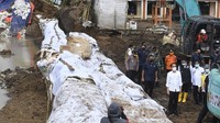Dalam proses tinjauan itu, Jokowi didampingi Menteri PUPR Basuki Hadimuljono, Menteri Sosial Tri Rismaharini, Gubernur Jawa Barat Ridwan Kamil, dan Bupati Bekasi Eka Supria Atmaja.