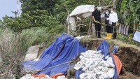  Terkait dengan perbaikan tanggul Sungai Citarum, Presiden Indonesia Joko Widodo (Jokowi) pun menargetkan perbaikan tanggul Sungai Citarum ini dapat selesai dalam waktu 2 hari saat meninjau lokasi jebolnya tanggul pada Rabu (24/2) lalu. ANTARA FOTO/Hafidz Mubarak A.