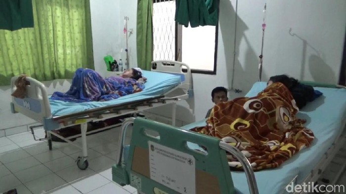 Ratusan warga Purwakarta dirawat akibat keracunan makanan khitanan