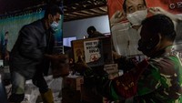 Ratusan personel gabungan lintas instansi serta berbagai relawan organisasi masyarakat bersiaga membantu para korban dampak hujan deras disertai angin puting beliung yang terjadi pada Selasa (23/2) sore sekitar pukul 15:00 WIB di desa tersebut.