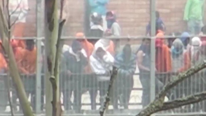 Kerusuhan terjadi di penjara-penjara Ekuador di tiga kota. Sebanyak 67 tahanan tewas akibat bentrok antar kelompok tersebut.