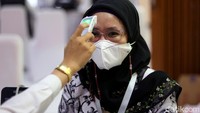 Para guru dan tenaga pendidik lainnya yang akan menjalani vaksinasi COVID-19 lebih dahulu diperiksa suhu tubuhnya.