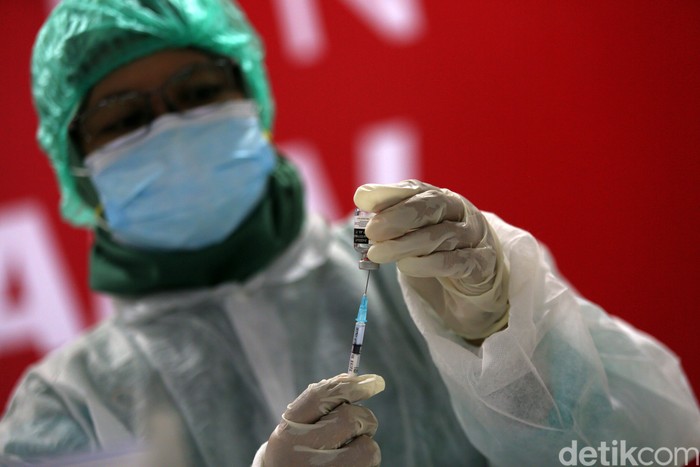 Ratusan tenaga pendidik menjalani vaksinasi COVID-19 hari ini. Vaksinasi itu dilakukan agar sekolah bisa memulai belajar tatap muka pada tahun ajaran baru.