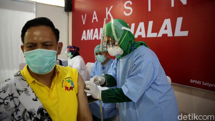 Saat Ratusan Guru di Jakarta Disuntik Vaksin Corona Ratusan tenaga pendidik menjalani vaksinasi COVID-19 hari ini. Vaksinasi itu dilakukan agar sekolah bisa memulai belajar tatap muka pada tahun ajaran baru.