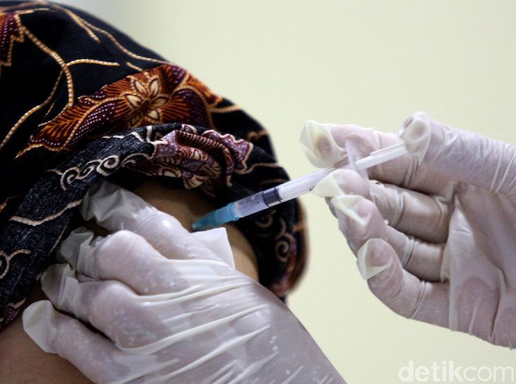 Saat Ratusan Guru di Jakarta Disuntik Vaksin Corona