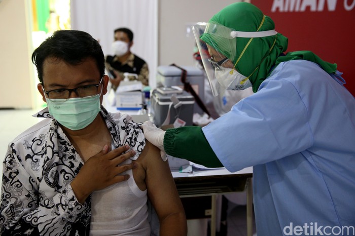 Ratusan tenaga pendidik menjalani vaksinasi COVID-19 hari ini. Vaksinasi itu dilakukan agar sekolah bisa memulai belajar tatap muka pada tahun ajaran baru.