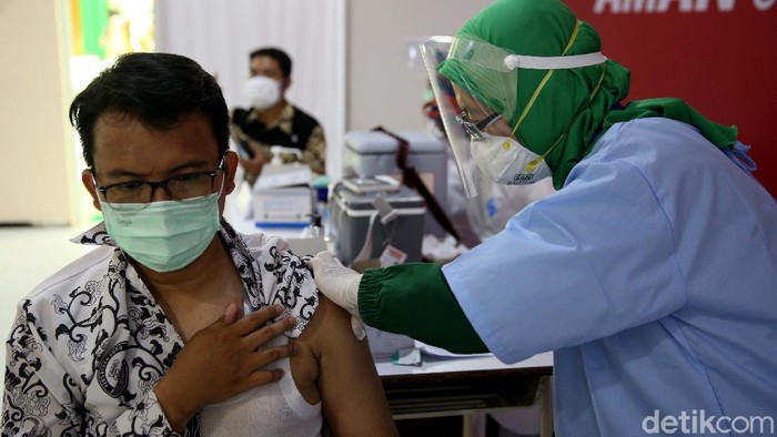Ratusan tenaga pendidik menjalani vaksinasi COVID-19 hari ini. Vaksinasi itu dilakukan agar sekolah bisa memulai belajar tatap muka pada tahun ajaran baru.