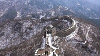 Tembok Besar bagian Mutianyu terhubung dengan bagian Jiankou di barat dan Lianhuachi di timur.