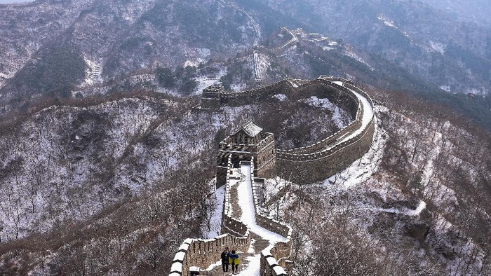 BEIJING, CHINA - FEBRUARY 23:  A family visits the Mutianyu Great Wall covered in snow on February 23, 2021 in Beijing, China. Affected by the new coronavirus (COVID-19), the number of visitors to Mutianyu Great Wall in 2020 dropped by about 60%.  (Photo by Lintao Zhang/Getty Images)