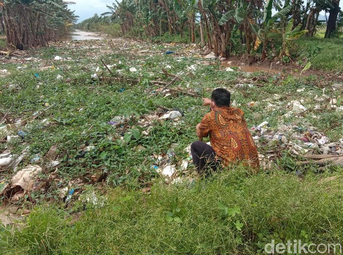 Sampah menggunung di Sungai Piji, Kudus, Rabu (24/2/2021).
