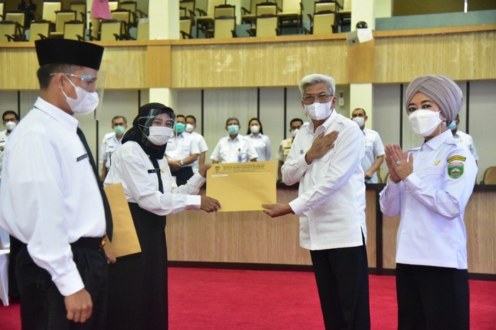 Sebanyak 101 Pegawai Pemerintah dengan Perjanjian Kerja (PPPK) di lingkungan Pemprov Sumsel resmi menerima Surat Keputusan (SK) pengangkatan secara simbolis.