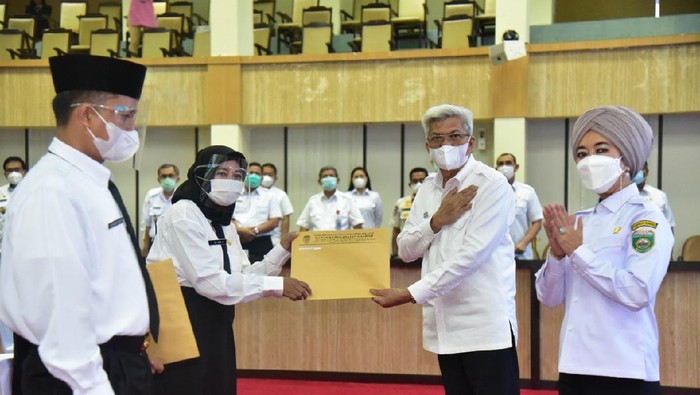 Sebanyak 101 Pegawai Pemerintah dengan Perjanjian Kerja (PPPK) di lingkungan Pemprov Sumsel resmi menerima Surat Keputusan (SK) pengangkatan secara simbolis.