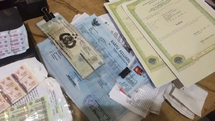 Sejumlah barang bukti terkait aksi pemalsuan dokumen oleh pelaku yang disita  (Foto: dok Polsek Mamajang)
