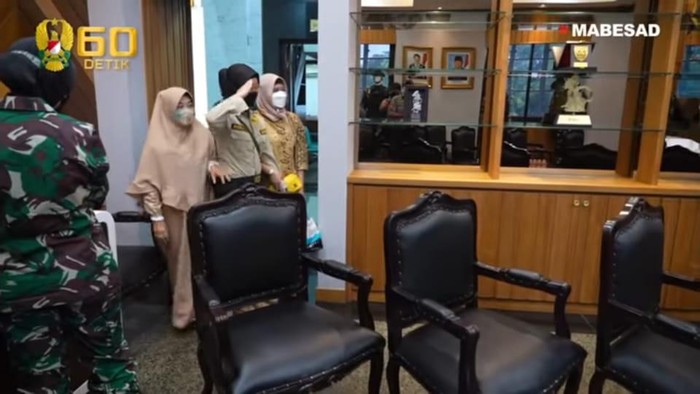 Sertu (K) Rizka menemui KSAD Jenderal Andika Perkasa dan istri