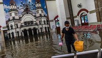 Petugas kebersihan menembus banjir saat akan membersihkan ruang tunggu utama di Stasiun Tawang, Semarang, Jawa Tengah, Rabu (24/2/2021). Banjir akibat curah hujan tinggi pada Selasa (23/2) kemarin merendam stasiun tersebut hingga Rabu (24/2) pukul 14:45 WIB dengan ketinggian mencapai 35 cm pada ruang tunggu utama. Sementara itu PT KAI DAOP 4 Semarang telah mengalihkan penumpang yang akan naik maupun turun di Stasiun Poncol Semarang. ANTARA FOTO/AJI STYAWAN