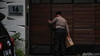Gerbang rumah itu tampak ditutup rapat dan dijaga oleh sekuriti.
