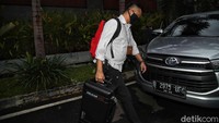 Kasus korupsi bansos Corona ini menjerat mantan Menteri Sosial Juliari Batubara, yang telah ditetapkan KPK sebagai tersangka. Dia dijerat bersama empat orang lainnya, yaitu Matheus Joko Santoso, Adi Wahyono, Ardian IM, dan Harry Sidabuke. KPK menduga Juliari menerima jatah Rp 10 ribu dari setiap paket sembako senilai Rp 300 ribu per paket. Total setidaknya KPK menduga Juliari Batubara sudah menerima Rp 8,2 miliar dan Rp 8,8 miliar.