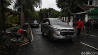 Dari rekonstruksi itu terungkap dugaan Ihsan diduga terlibat dalam pusaran korupsi ini. Selain adanya pertemuan, seorang perantara Ihsan Yunus bernama Agustri Yogasmara alias Yogas diperlihatkan dalam adegan berikutnya menemui Matheus Joko dan Deny Sutarman. Dalam adegan ke-6, ada transaksi pemberian uang sebesar Rp 1,5 miliar dari tersangka Harry Sidabuke ke Yogas. Sedangkan di adegan 17, Yogas kembali menerima 2 unit sepeda Brompton dari Harry. Pemberian uang Rp 1,5 miliar dan 2 unit sepeda Brompton itu belum diketahui apa ada keterkaitan dengan Ihsan Yunus atau tidak. KPK masih enggan membeberkan terlebih dahulu.