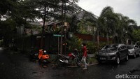 Penyidik KPK menggeledah rumah yang diduga milik anggota DPR RI Fraksi PDIP Ihsan Yunus di Jalan Kayu Putih Selatan I, Pulogadung, Jakarta Timur, Rabu (24/2/2021).