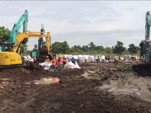 Tanggul Sungai Citarum yang Jebol Mulai Diperbaiki