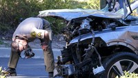 Akibat lecelakaan tersebut, SUV yang dikendarai Tiger Woods mengalami kerusakan sangat parah. Di bagian depan terlihat mobil ringsek dan tak lagi memiliki bemper (AP/Ringo H.W. Chiu)