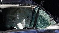 kaca bagian depan mobil pegolf 45 tahun itu pecah tak tersisa. (Foto: Ashley Landis/AP)