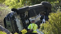 Mobil Tiger Woods kehilangan kendali sehingga tergelincir. (Foto: Marcio Jose Sanchez/AP)