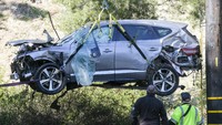 Bisa terlihat lebih jelas, bagian depan dan belakang mobil Tiger Woods hancur parah karena terguling. (Foto: Ringo H.W. Chiu/AP)