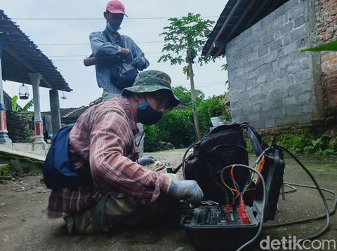 Tim geolog dari UPN Veteran Yogyakarta meneliti amblesnya sumur-sumur di Klaten,