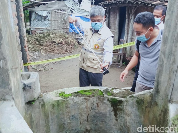Tim geolog dari UPN Veteran Yogyakarta meneliti amblesnya sumur-sumur di Klaten,
