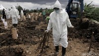 Pemerintah Provinsi DKI Jakarta terus berupaya mencari areal tanah yang kosong untuk bisa digunakan sebagai areal pemakaman jenazah khusus COVID-19. Seperti di TPU Srengseng Sawah 2 ini salah satunya.